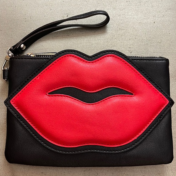 Lip wristlet